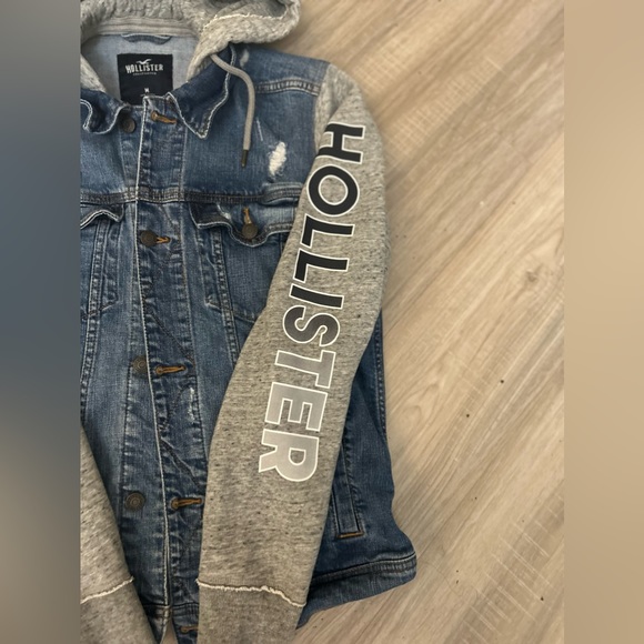 Like New Hollister Jean Jacket with Sweatshirt Logo Sleeves Unisex size M - Picture 3 of 9